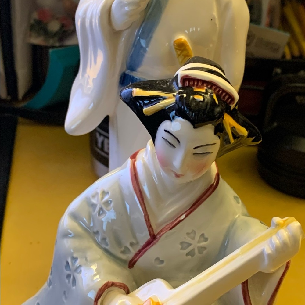 setter, sigma, ceramic music box, Asian, couple, Keisha playing guitar